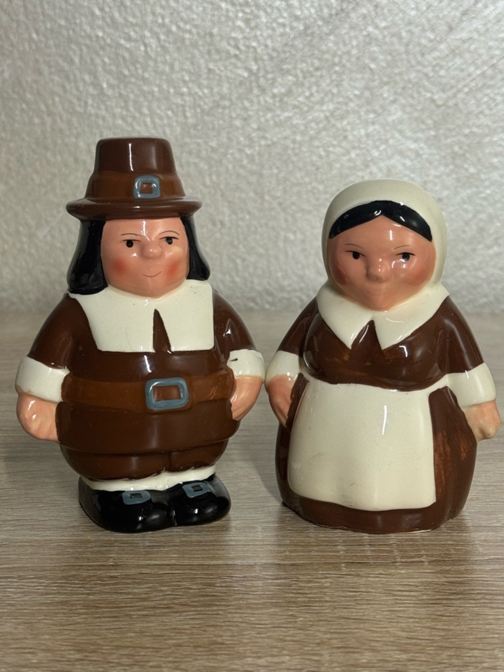Vintage The Pilgrim Pair Salt and Pepper Shakers - Picture 9 of 9